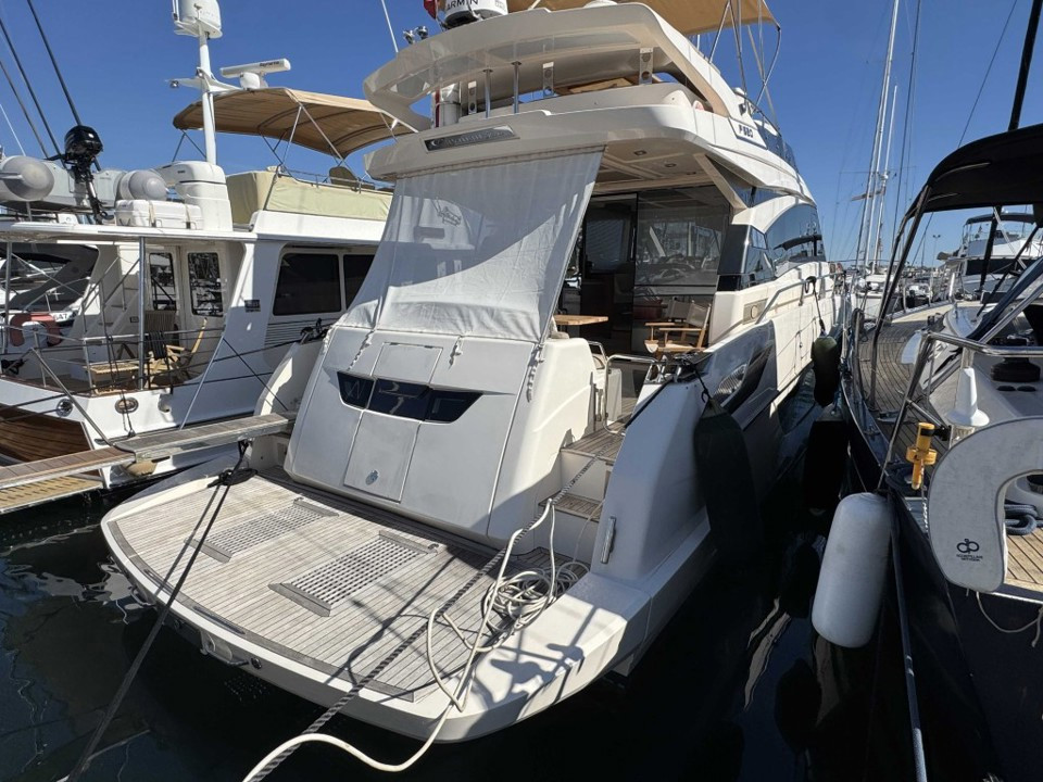 Banner CAYMAN YACHTS f520
