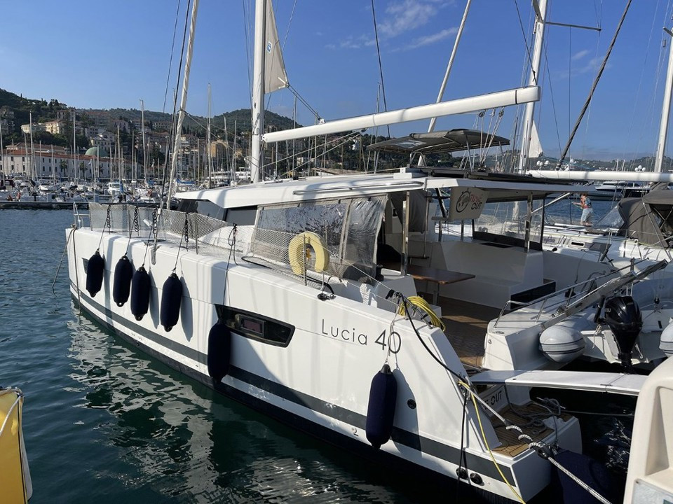 Banner fountaine pajot  lucia 40